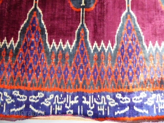 Ikat Velvet Persian hanging. Early 20th century
from Kachan called Pardah. Beautiful floral lateral border , central field decorated by cypresses and with peacocks. The cartridge of bottom indicates the date. Very beautiful  ...