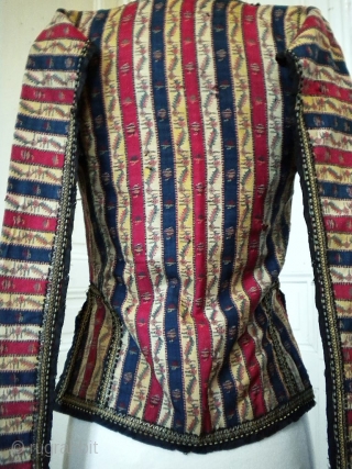 Ottoman man's jacket in very thin and early kashmir kani weave.Circa 1800/1850

Made in India for the Turkish market. Long sleeves fall back on the shoulders or back. This coat is fully trimmed  ...