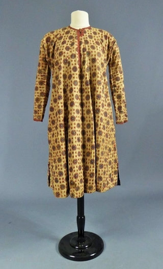 18th or early 19th century
Ottoman Empire
Astonishing and very early banyan, kaftan or ottoman coat dating from the late eighteenth century. Raw silk background with woven check (Indian origin?), Very finely embroidered wheels  ...