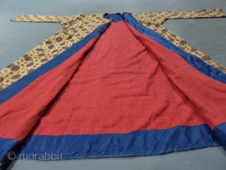 18th or early 19th century
Ottoman Empire
Astonishing and very early banyan, kaftan or ottoman coat dating from the late eighteenth century. Raw silk background with woven check (Indian origin?), Very finely embroidered wheels  ...