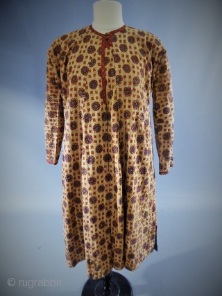 18th or early 19th century
Ottoman Empire
Astonishing and very early banyan, kaftan or ottoman coat dating from the late eighteenth century. Raw silk background with woven check (Indian origin?), Very finely embroidered wheels  ...