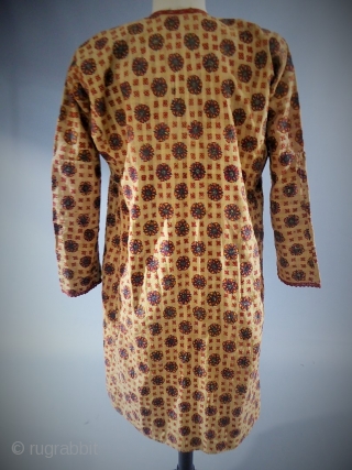 18th or early 19th century
Ottoman Empire
Astonishing and very early banyan, kaftan or ottoman coat dating from the late eighteenth century. Raw silk background with woven check (Indian origin?), Very finely embroidered wheels  ...