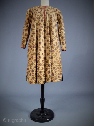 18th or early 19th century
Ottoman Empire
Astonishing and very early banyan, kaftan or ottoman coat dating from the late eighteenth century. Raw silk background with woven check (Indian origin?), Very finely embroidered wheels  ...