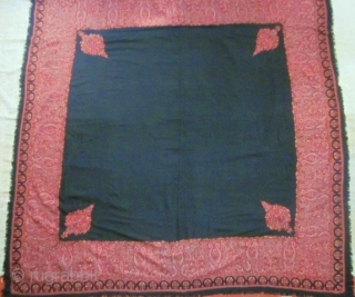 AMLI EMBROIDERED INDIAN SHAWL 19TH CENTURY.VERY GOOD CONDITION Circa 1860/80
Square black wool indian shawl entirely hand embroidered (Amli shawl) in the second half of the nineteenth century. Large black field surrounded by  ...