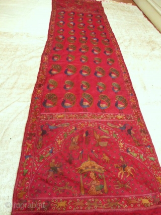 Rare embroidered Indian patka from the Mochi community from the early twentieth century. Chain stitch embroidery with silk thread polychrome on twill wool scarlet red. Fully lined with red cotton. Animal repertory  ...