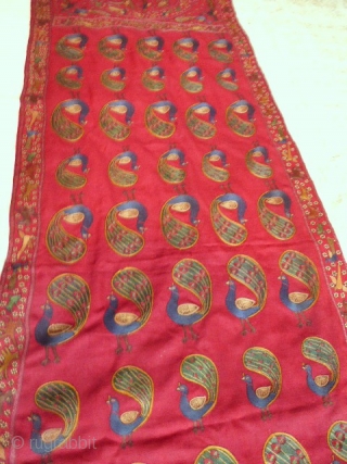 Rare embroidered Indian patka from the Mochi community from the early twentieth century. Chain stitch embroidery with silk thread polychrome on twill wool scarlet red. Fully lined with red cotton. Animal repertory  ...