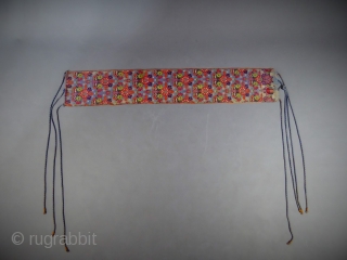 Superb Moroccan belt woven silk and brocade loom from the late nineteenth century. Bouquet staggered stylized flowers, green, red, orange, violet, sky blue, black and white on a blue lapis. Weaving and  ...