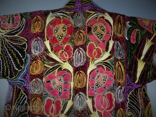 Astonishing Suzani chapan Middle east embroidered coat in good condition. Ouzbeck or Ottoman origin 19c... looks very early... Ground is twill cotton and deep brown velvet. A museum master piece.
Dimensions: hauteur devant  ...