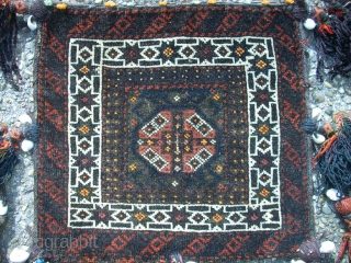 Very old Baluch bag. Size: 37 x 34 cm. With silk. Fine knotting. Perfect condition. Both sides are knotted. Great wool.            