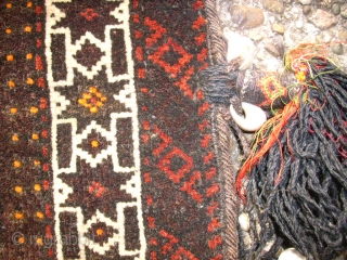 Very old Baluch bag. Size: 37 x 34 cm. With silk. Fine knotting. Perfect condition. Both sides are knotted. Great wool.            