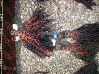 Very old Baluch bag. Size: 37 x 34 cm. With silk. Fine knotting. Perfect condition. Both sides are knotted. Great wool.            