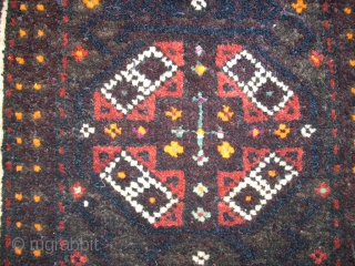 Very old Baluch bag. Size: 37 x 34 cm. With silk. Fine knotting. Perfect condition. Both sides are knotted. Great wool.            