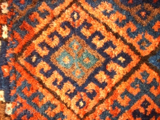 Old kurdish piece. Size: 90 x 65 cm. A wonderful wool and great colors. Very fine knotting. Good condition.              