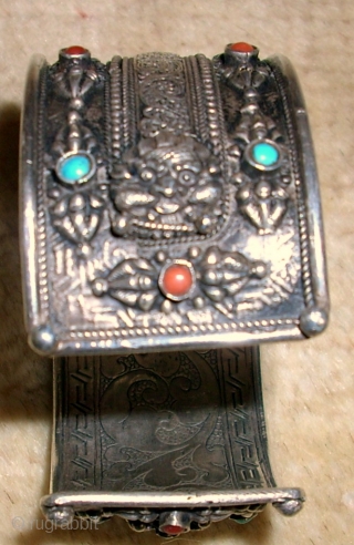 Old silver Tibet beautiful armlet. Size: 6 x 3,5 cm. Original.                      