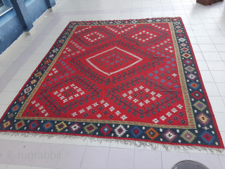 
Huge Pirot sarkoy kilim in good condition, dimensions 4 x 3.5m,  with interesting borders.
Ask for the price               