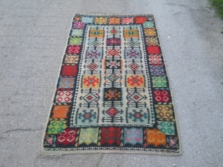 Old Sarkoy Anatolian kilim.
Measuring about 200 to 110 cm.
Very good price.
                      