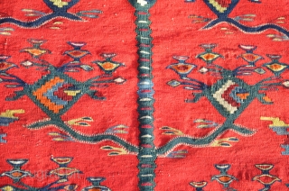 A magnificent small sarkoy Pirot kilim from the late 19th century.
Dimensions 1,5x1m, very good condition.
                  