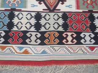 The old Anatolian Sarkoy kilim, about a hundred years old, measuring about 290 to 190cm.
                  