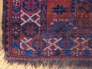 Antique ersari guli Gul carpet. Lobbed guls. More or less complete but very very worn. One tiny hole. Goat hair warped. Ant high pile. Dirty. 19th c. 6'8" X 7'6"   