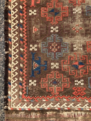 Antique small Baluch rug with an archaic spacious memling gul design and vivid old colors. Al natural colors including strong reds and eye catching light blues. Overall low pile with heavy oxidation  ...