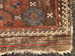Antique small Baluch rug with an archaic spacious memling gul design and vivid old colors. Al natural colors including strong reds and eye catching light blues. Overall low pile with heavy oxidation  ...