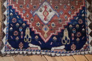 South Persian Nomad rug, 180x113 cm, probably region Kohgilujeh, Ghaschghai or Luri-weavers.
Both the use of brown uncolored weft, shimmering through the pile, as the total absence of any chemical testify great age.  ...