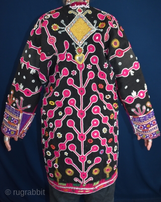 A rare find - Wedding coat from the Mangal - Pashtun tribal people of Khost province , Afghanistan

Wonderfully embroidered with a central protective amulet in gold thread on the back.


Early 20th Century  ...