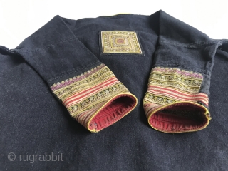 Vintage Yao Child's Tunic from the '70s in very good condition. If you collect this category, this is a good example. More Info https://wovensouls.com/products/1375-vintage-yao-tribal-embroidery-textile-art-childs-tunic-costume

NO LONGER AVAILABLE.       