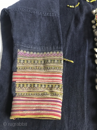 Vintage Yao Child's Tunic from the '70s in very good condition. If you collect this category, this is a good example. More Info https://wovensouls.com/products/1375-vintage-yao-tribal-embroidery-textile-art-childs-tunic-costume

NO LONGER AVAILABLE.       