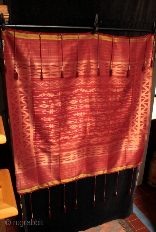 An exceptional silk hatti from Homs, western Syria.

A 'hatti' silk head dress shawl of the finest quality made by the weaver Issa Fares Al-Abed in Homs, western Syria. The description on the  ...