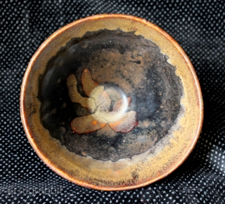 Antique Japanese early Taisho era (1912-26) seto tenmoku chawan tea bowl from Aichi Prefecture in southern Japan near Nagoya. Mid chestnut brown tenmoku ‘hare’s fur’ glaze over a dark brown underglaze. Size  ...