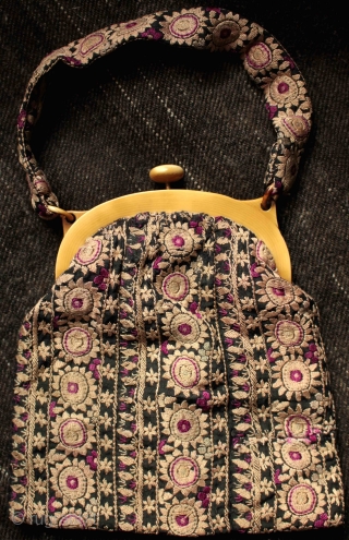 Charming Victorian embroidered silk lady's evening bag/purse.

Made from beautiful embroidered silk textile in a camomile/daisy design, probably from Damascus in Syria, with a very well made grained imitation ivory clasp with button  ...