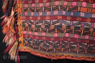East Anatolian woman's traditional shawl/belt called a şal kuşak from Sivas

Part of a traditional woman's costume from the Sivas area, this garment is worn folded in half to make a triangle and  ...