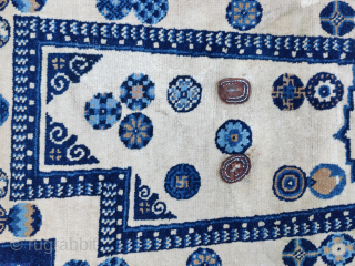 Saddle rug, China c1900 140x60cm
Attractive design of small circular medallions
on an ivory ground. Nice wide flare from a narrow waist.
yamdrok108@gmail.com ig: yamdrok_gallery