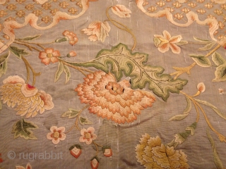 SILK ON SILK 2 Q 19 CH CHINES EMBROIDERY  .ALL NATURAL COLORS AND GENTLY AND SOFT COLORS. THE FOUNDATION IS SILK LIKE IKAT/THE EMBO IS VERY VERY FINE/SIZE IS 75CM /85CM  ...