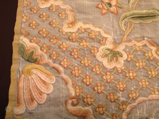 SILK ON SILK 2 Q 19 CH CHINES EMBROIDERY  .ALL NATURAL COLORS AND GENTLY AND SOFT COLORS. THE FOUNDATION IS SILK LIKE IKAT/THE EMBO IS VERY VERY FINE/SIZE IS 75CM /85CM  ...