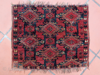 Old and beautiful Beshir Khorjin of a rare type (55 cm x 45 cm)
Pictures taken outdoor in direct and indirect sunlight.
Colors difficult to catch, especially the green.
Few repairs and sides roughly stopped ...