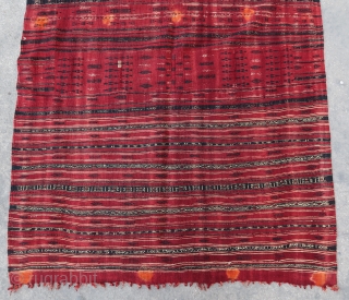 Old Tunisian wool scarf/cover (218 cm x 118 cm)
Areas of discoloration are traditional and voluntary.

Shipping worldwide at cost
yohann@rugdom.com               