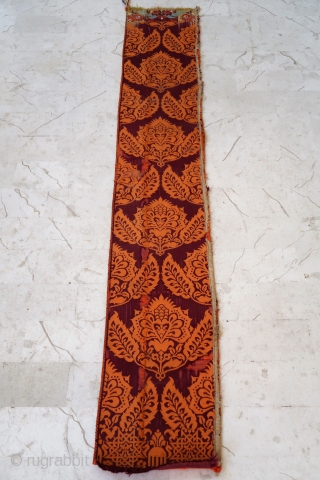 Half fragmentary Hzam (belt from Fez), Morocco, brocatelle technique.
(158cm x 24cm)                      