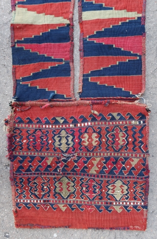Rare, old, fine and non commercial but available, Yüncü /Kuba woven double bag (126 cm. x 42 cm.)
Crispy and dense weaving with crystalline colors and good age. Heavy handling.
A domestic weaving finally  ...