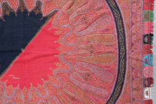 Extremely beautiful 19th c. fine Kashmiri shawl (Approx. 178cm x 176cm / 5ft8 x 5ft77). 
Pictured front and back, very good condition, only very few small holes, has probably never been worn  ...