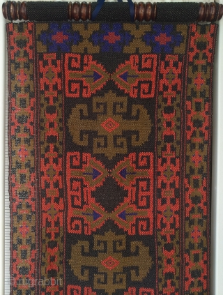 Very decorative , old and rare Uzbek glass beads screen, 49cm x 119cm.
Its colors change depending on the light, from dark to very clear and saturated.

Very good condition, no stain, no rot,  ...