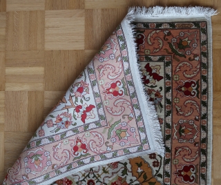 Nice little silk Hereke from the 80's (98 cm. x 65 cm.)
An harmonious piece, with beautiful colors and a delicate drawing.
Overall good condition for its age, some localised wear, head and bottom  ...