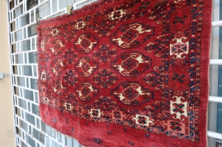 Old and beautiful Ersari / Kizil Ayak chuval face in very good condition (126 cm x 83 cm). Unusual random elements displayed in the skirt.
Beautiful saturated dyes and high pile all over.  ...