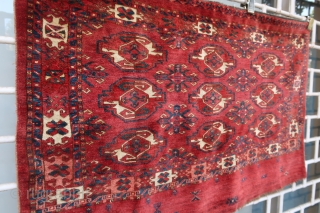 Old and beautiful Ersari / Kizil Ayak chuval face in very good condition (126 cm x 83 cm). Unusual random elements displayed in the skirt.
Beautiful saturated dyes and high pile all over.  ...