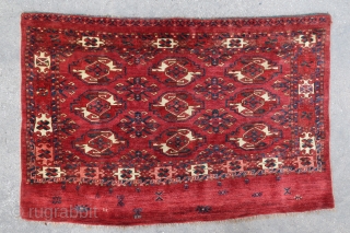 Old and beautiful Ersari / Kizil Ayak chuval face in very good condition (126 cm x 83 cm). Unusual random elements displayed in the skirt.
Beautiful saturated dyes and high pile all over.  ...