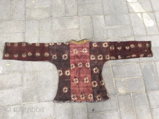 Tibetan coat. Red background with ball flower veins. Good age and condition. The height is 68cm, and the sleeve spread length is 150cm
          