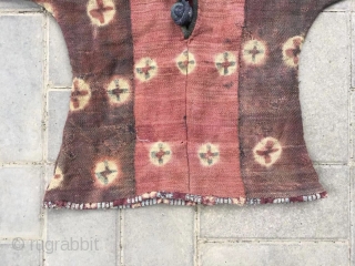 Tibetan coat. Red background with ball flower veins. Good age and condition. The height is 68cm, and the sleeve spread length is 150cm
          