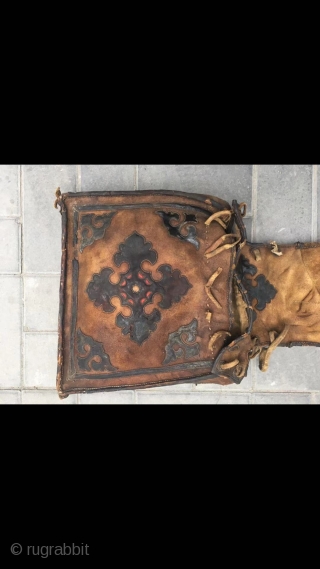 Cowhide bag, it was produced in Kazakhstan. Used for long trips on horseback. It can put in for jugs, naan, etc. In the late Qing Dynasty, the back and side pockets were  ...