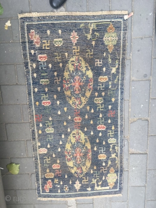 #2019 Tibet rug, blue background with two group flowers, around with lucky cloud and 卍 veins.the veins turning in clockwise, buddhahism think that clockwise directtion turning is luck.this  symbolizeing permanent good  ...